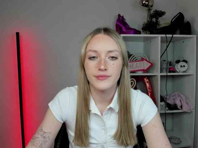 EvelynBlond26 webcam