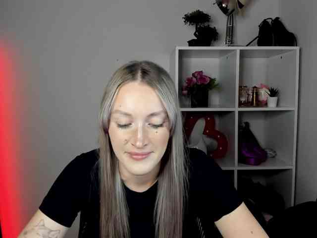 EvelynBlond26 webcam