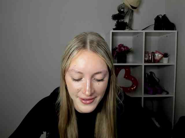 EvelynBlond26 webcam