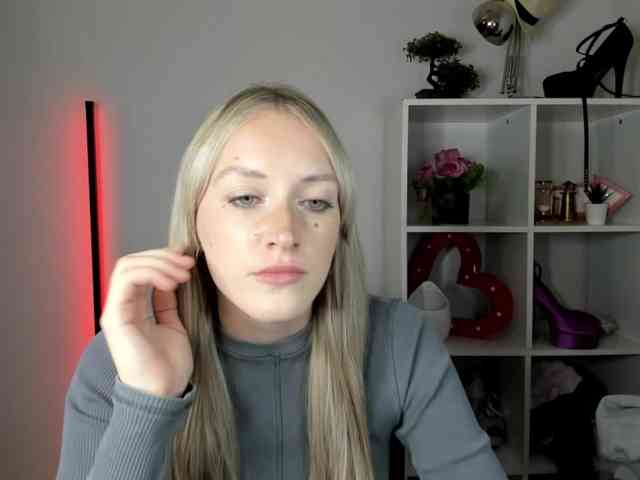 EvelynBlond26 webcam