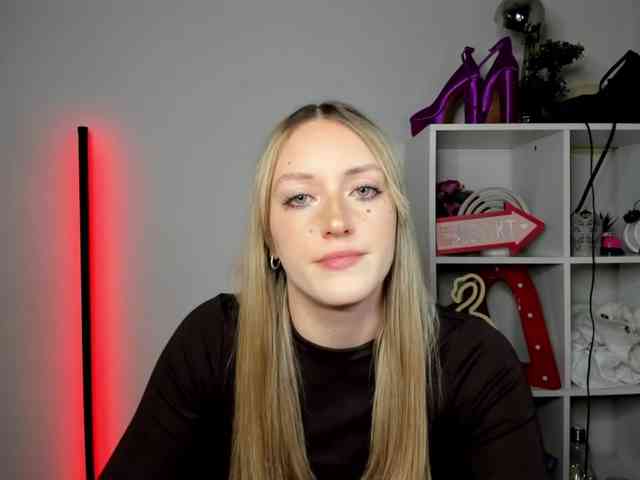 EvelynBlond26 webcam