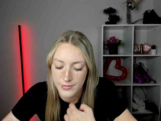 EvelynBlond26 webcam