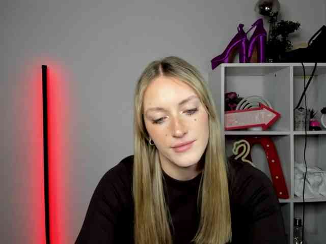 EvelynBlond26 webcam