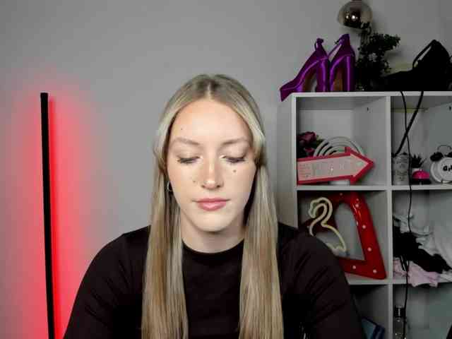 EvelynBlond26 webcam