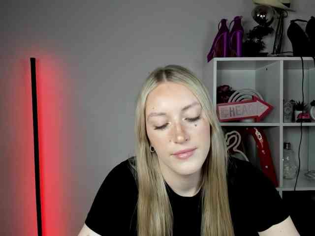 EvelynBlond26 webcam