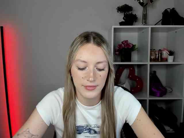 EvelynBlond26 webcam