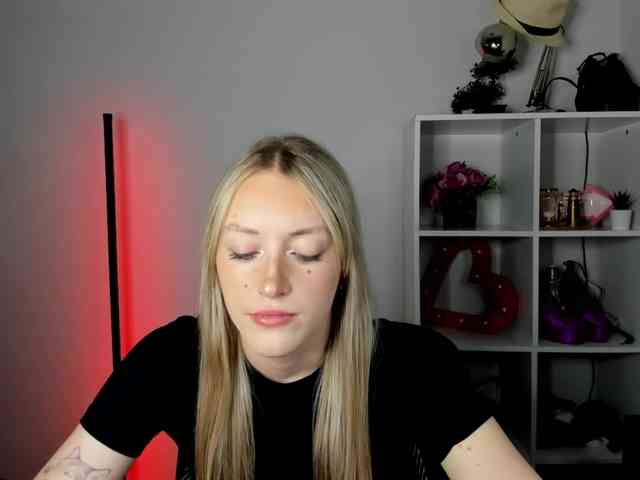 EvelynBlond26 webcam