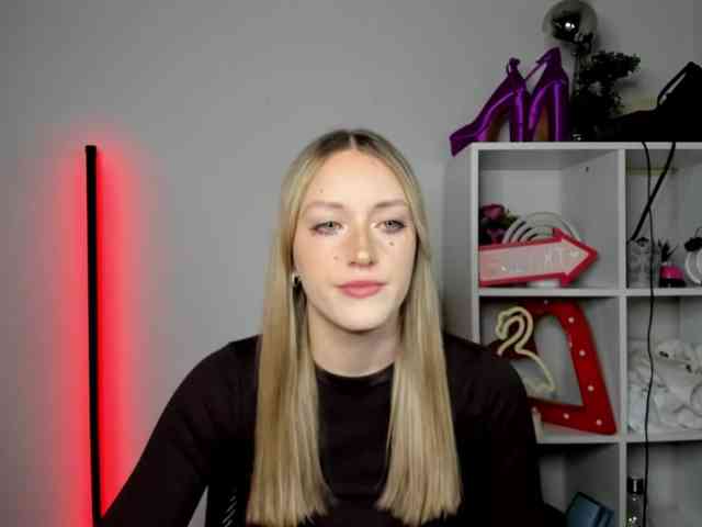EvelynBlond26 webcam