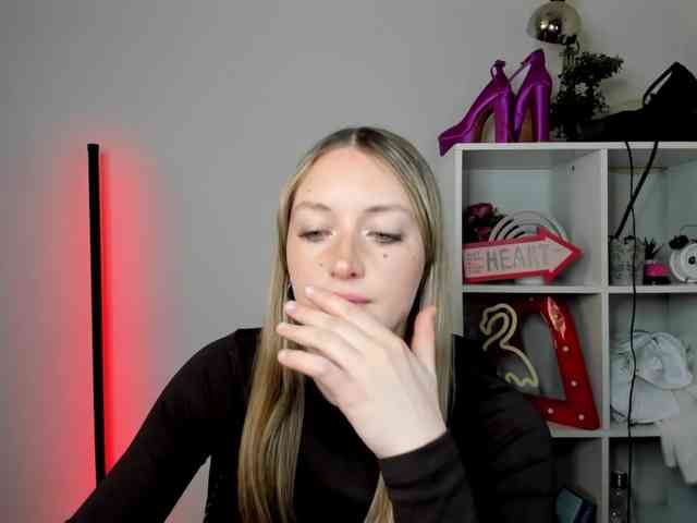 EvelynBlond26 webcam