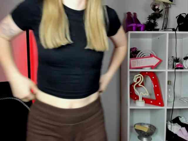 EvelynBlond26 webcam