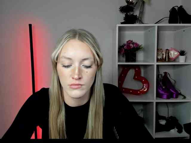 EvelynBlond26 webcam
