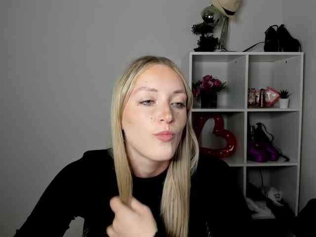EvelynBlond26 webcam