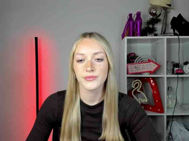 EvelynBlond26 webcam