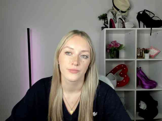 EvelynBlond26 webcam