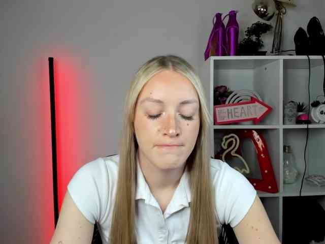 Model: EvelynBlond26