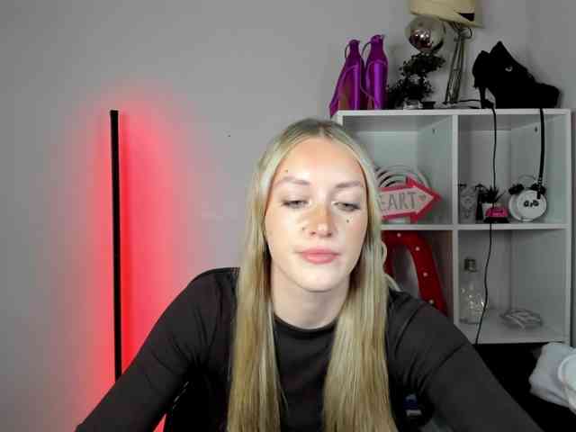 Model: EvelynBlond26