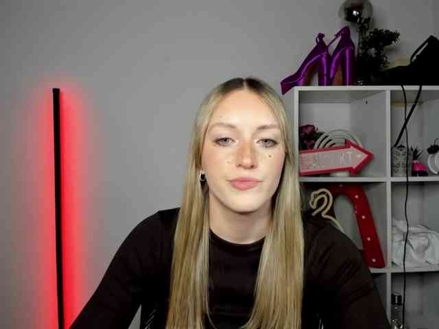 EvelynBlond26 webcam