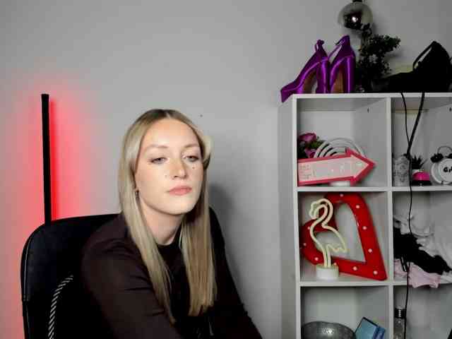 EvelynBlond26 webcam