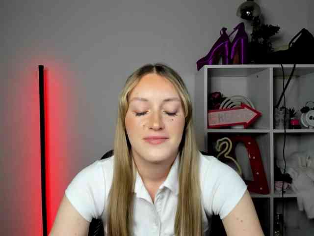 EvelynBlond26 webcam