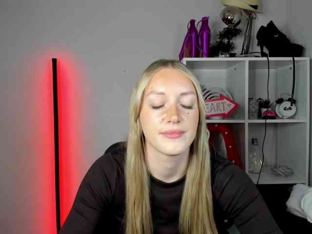 EvelynBlond26 webcam