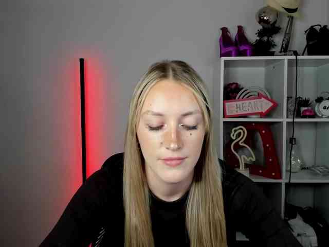 Model: EvelynBlond26