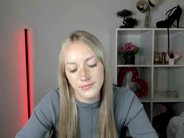 EvelynBlond26 webcam