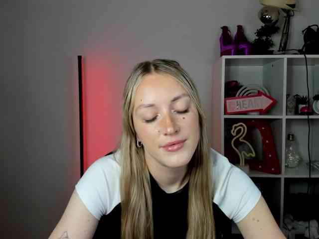 EvelynBlond26 webcam