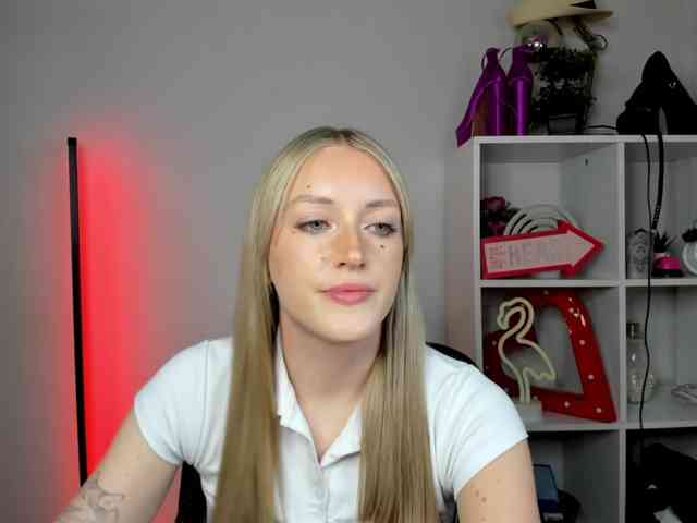 EvelynBlond26 webcam