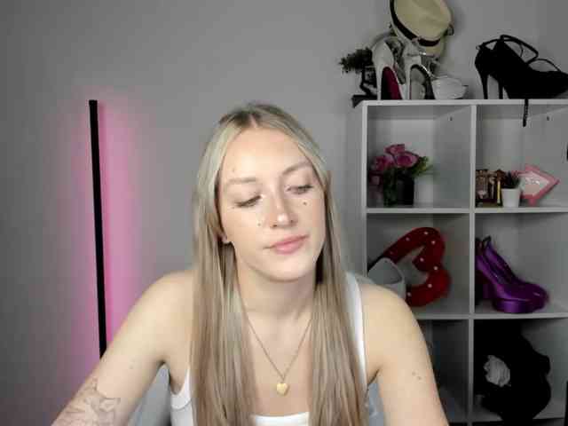 EvelynBlond26 webcam