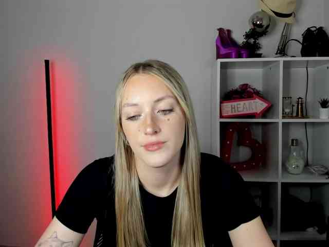 EvelynBlond26 webcam