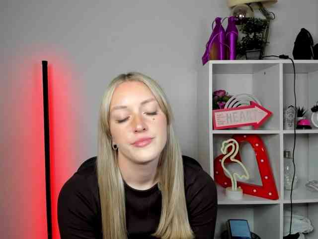 EvelynBlond26 webcam