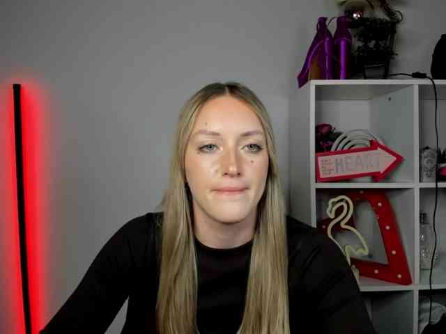 EvelynBlond26 webcam