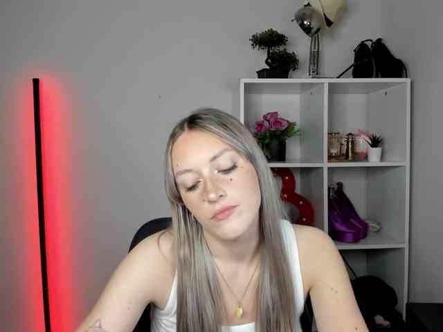 EvelynBlond26 webcam