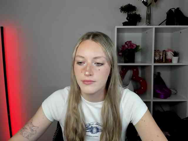 EvelynBlond26 webcam