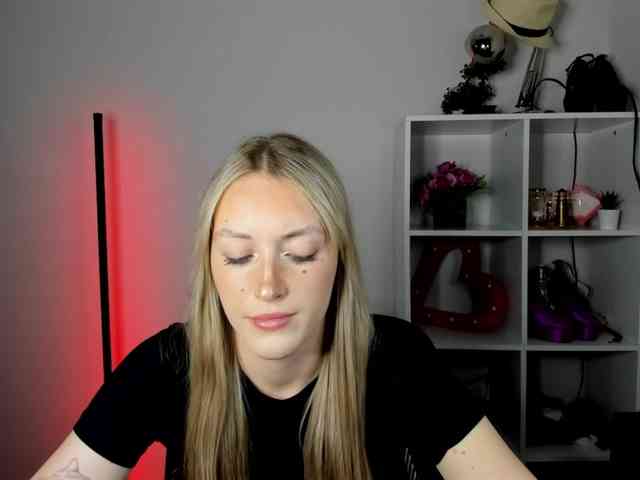 EvelynBlond26 webcam