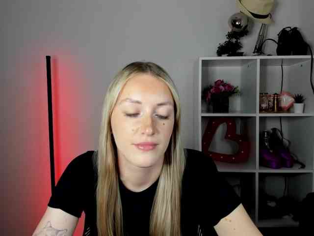 EvelynBlond26 webcam
