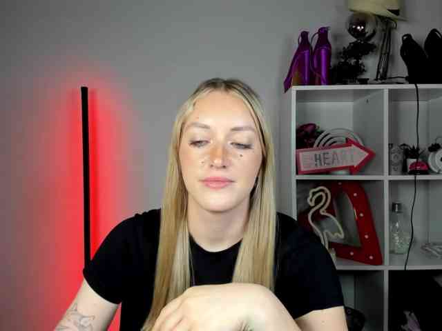 EvelynBlond26 webcam