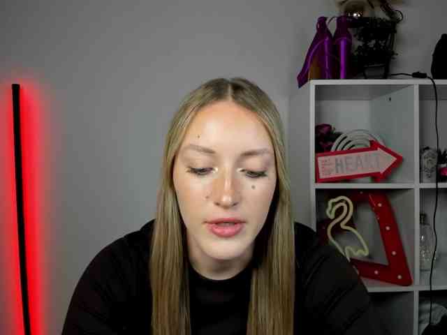 EvelynBlond26 webcam