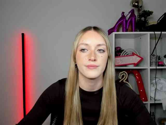 EvelynBlond26 webcam