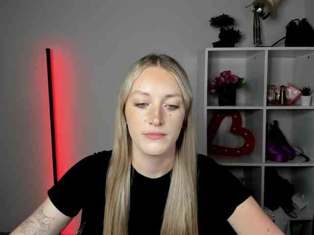 EvelynBlond26 webcam