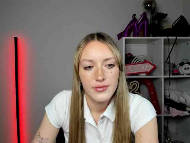 EvelynBlond26 webcam