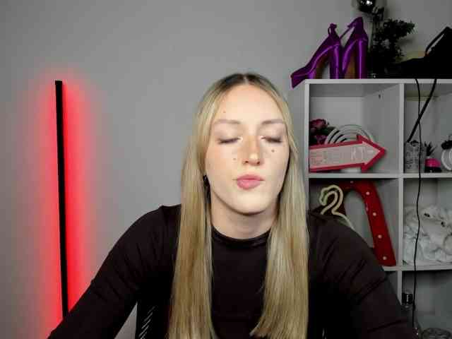 EvelynBlond26 webcam