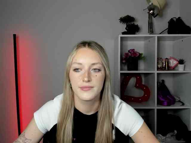 EvelynBlond26 webcam