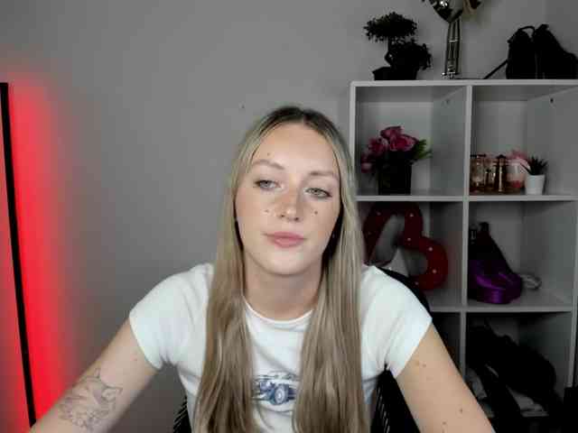 EvelynBlond26 webcam