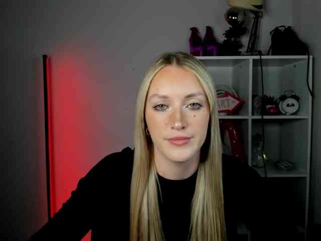 EvelynBlond26 webcam