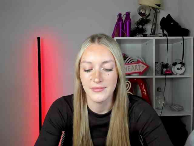 EvelynBlond26 webcam