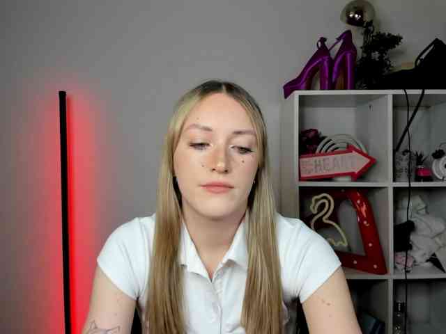 EvelynBlond26 webcam