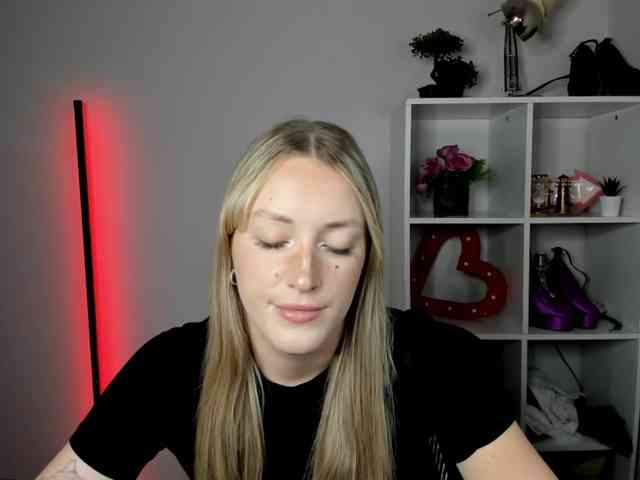 EvelynBlond26 webcam
