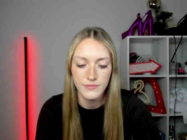 EvelynBlond26 webcam