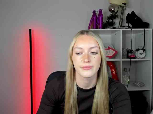 EvelynBlond26 webcam